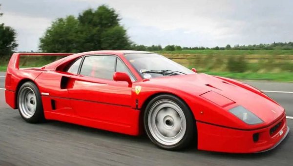 Неговият пряк конкурент, Porsche 959, е почти също толкова бърз (320 км/ч), но Ferrari отново надвива всички. Възниква безкраен дебат кой е по-добър и този дебат все още няма отговор днес; но по отношение на скоростта, Ferrari F40 е първи.

Автомобилът дебютира с планирано общо производство от 400 бройки, въпреки че колата се оказва толкова популярна, че са произведени три пъти повече.
